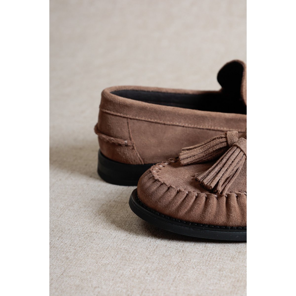 VINCI TAUPE – Mocassins en Daim à Franges et Pompons