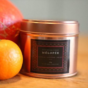 MELOPEE Kleine Kerze mit Zimt-, Mandarinen- und Aprikosenblüte