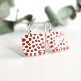 Rote Polka Dot Ohrringe, quadratische Glasfliesen-Ohrhänger mit Sterlingsilber-Haken