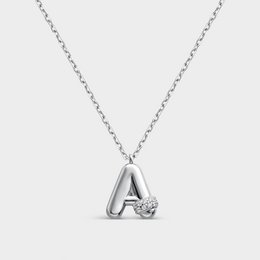 Collier avec initiale "A" avec volume, argent et ligne de zircons