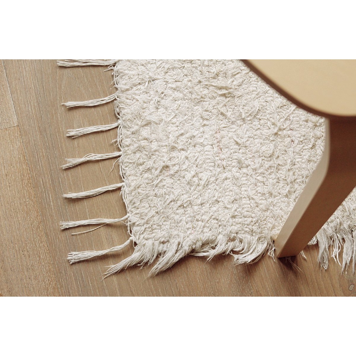 Klein crèmekleurig katoenen vloerkleed van 100/50 cm