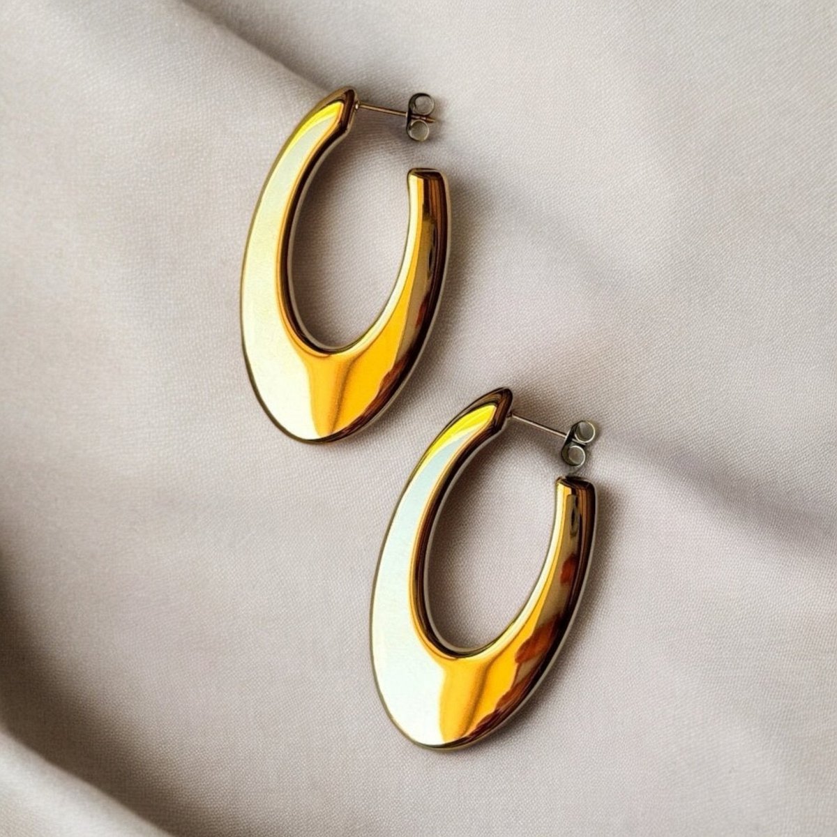 OVAL BLISS – Guld Oval Lobe Øreringe