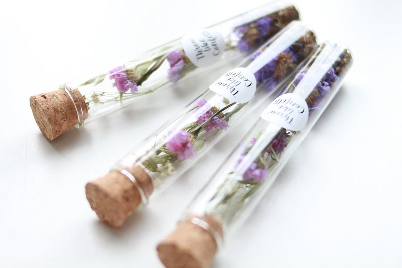 Trockenblumen Statice + Blumensamen in einer Flasche mit Aufkleber