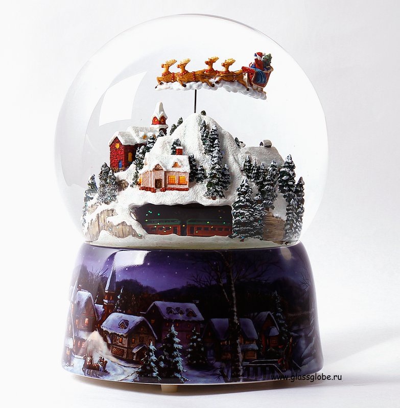 Kæmpe musikalsk sneglob "The Christmas Village" med et lille tog, julemandens slæde trukket af hans rensdyr og blandingen