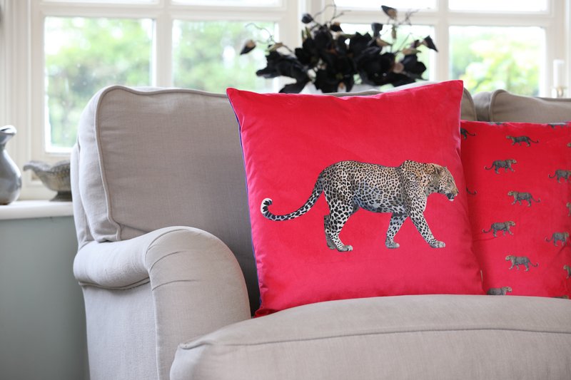 Prowling Leopard Velvet Pude