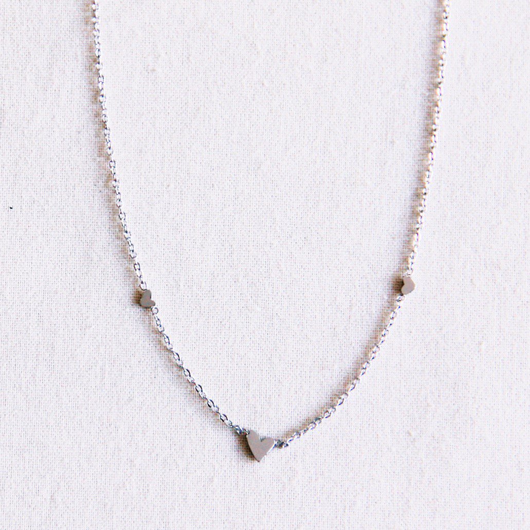 FW269 - Collier fin en acier inoxydable avec 3 mini coeurs - argent