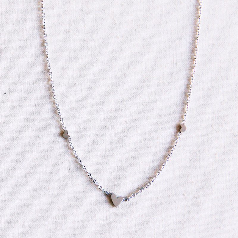 FW269 - Stainless steel fine necklace with 3 mini hearts - silver