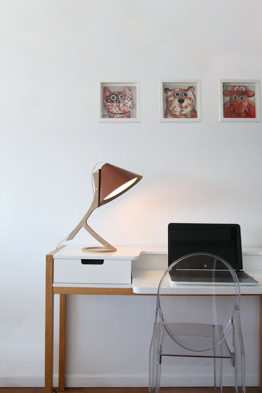 SILENCE Tischlampe aus Upcycling-Leder