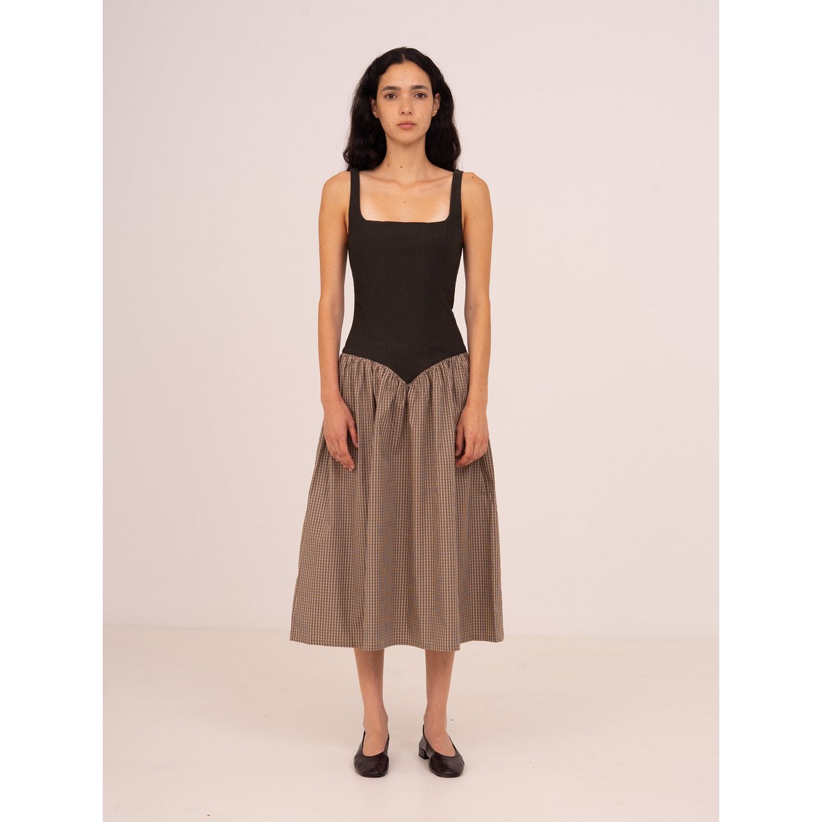 Robe mi-longue à carreaux marron avec corsage contrasté Rove