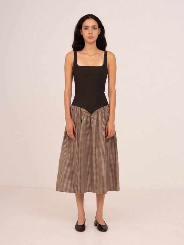Robe mi-longue à carreaux marron avec corsage contrasté Rove