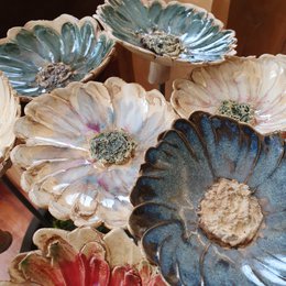 Blossom dream, D= 13 - 16 cm, blandede farver, havepæle, blomst, håndarbejde, keramik, unik, stentøj, gave, bryllup, fødselsdag