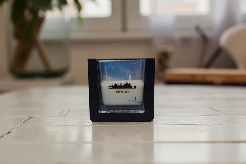 Vela perfumada sorpresa - Ciudades - Bruselas - 235 gr con cera vegana