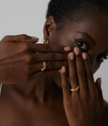 Anello in oro semplice con cristalli dorati