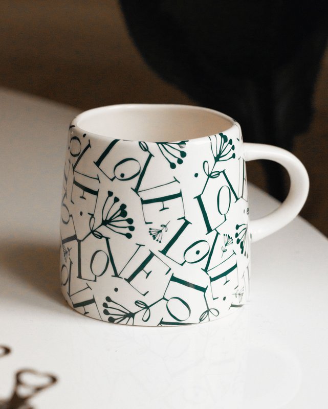 Taza de amor – pieza de cerámica única hecha a mano con un corazón