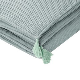  Colcha de berço Wafle Menta, a decorative pillow for kids' rooms, available in sizes 140x200 and 100x140. The product features a mint green waffle texture and tasseled edges.