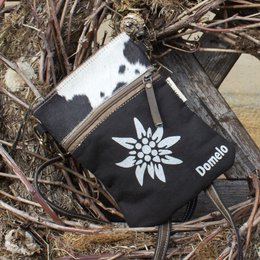 Bolso tradicional domelo. Bolso bandolera para mujer. Bolso bandolera tirolés fabricado en lona y piel. Bolso de mano de estilo tradicional con estampado de edelweiss de corazones. Bolso bandolera para mujer como complemento del Oktoberfest.
