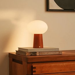 Max kastanjebruine houten draadloze tafellamp