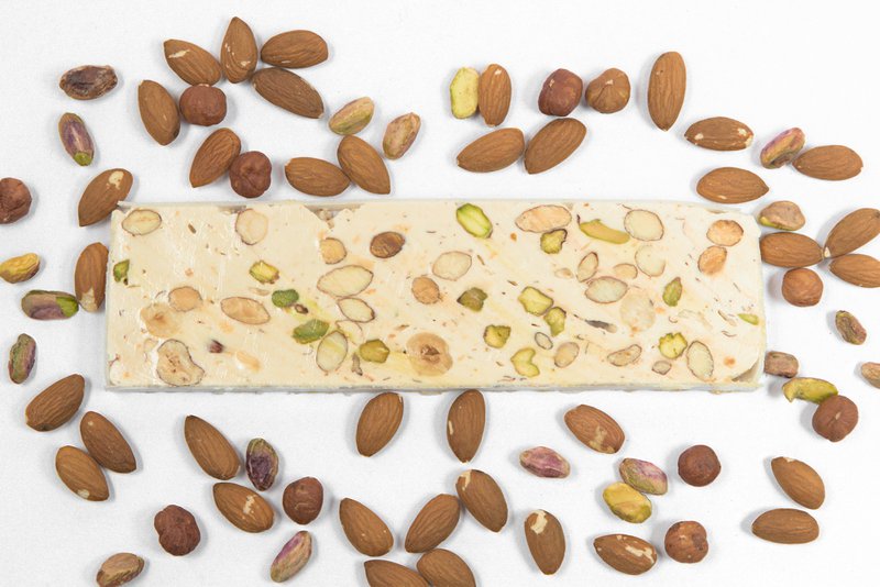 Nougat med honning, mandler og pistacienødder (100 g bar)