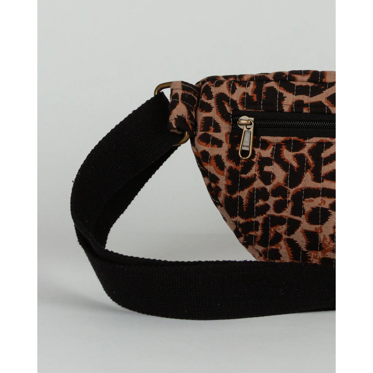 Le sac banane matelassé Léopard marron