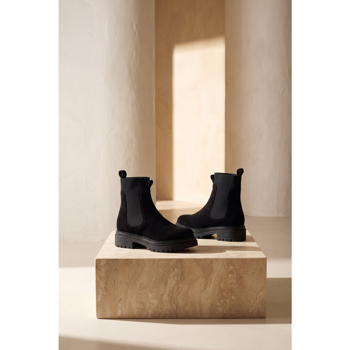 KELLY BLACK – Wildleder-Stiefeletten mit elastischen Einsätzen