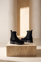 KELLY BLACK – Wildleder-Stiefeletten mit elastischen Einsätzen