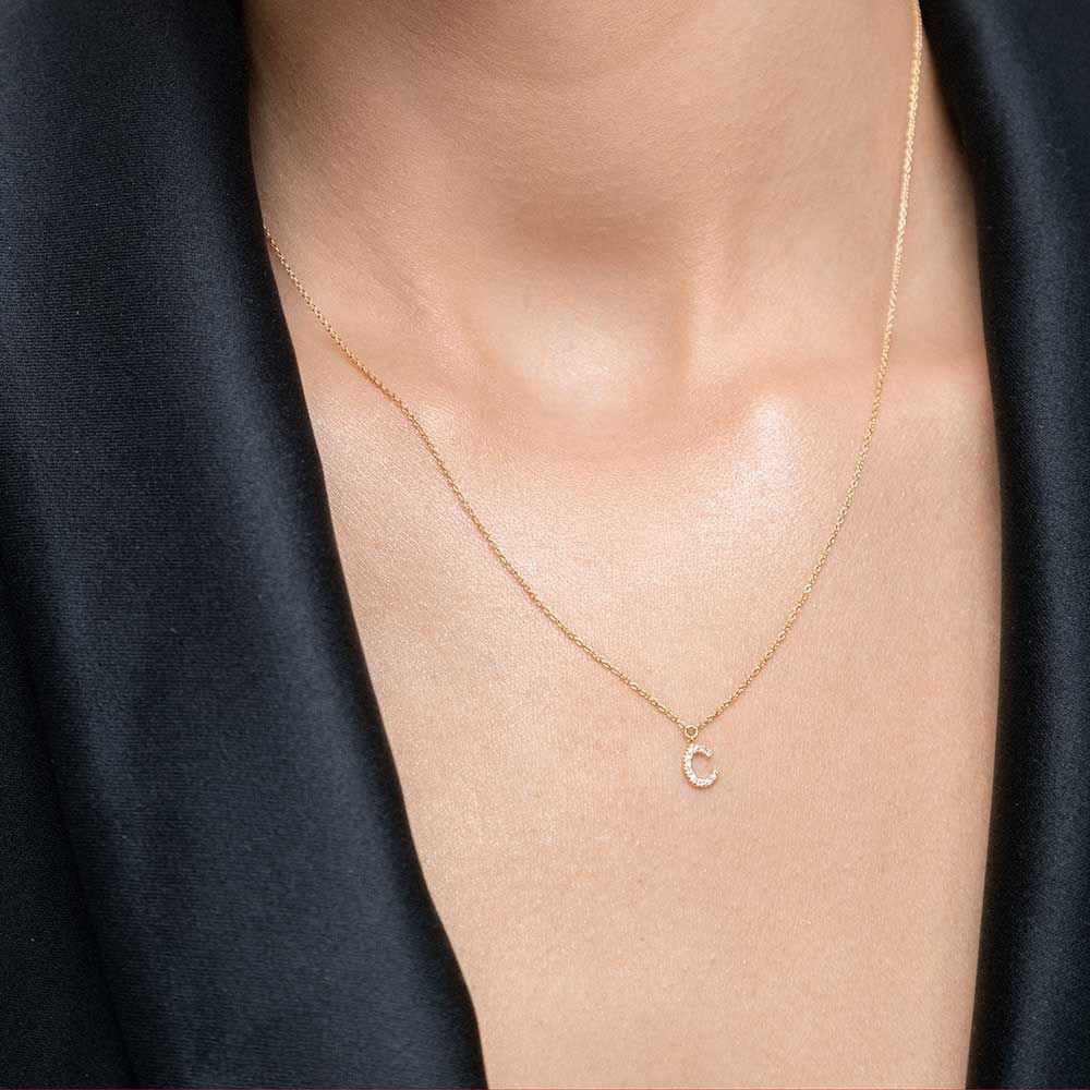 Collar letra "C", oro amarillo de 14K con diamantes