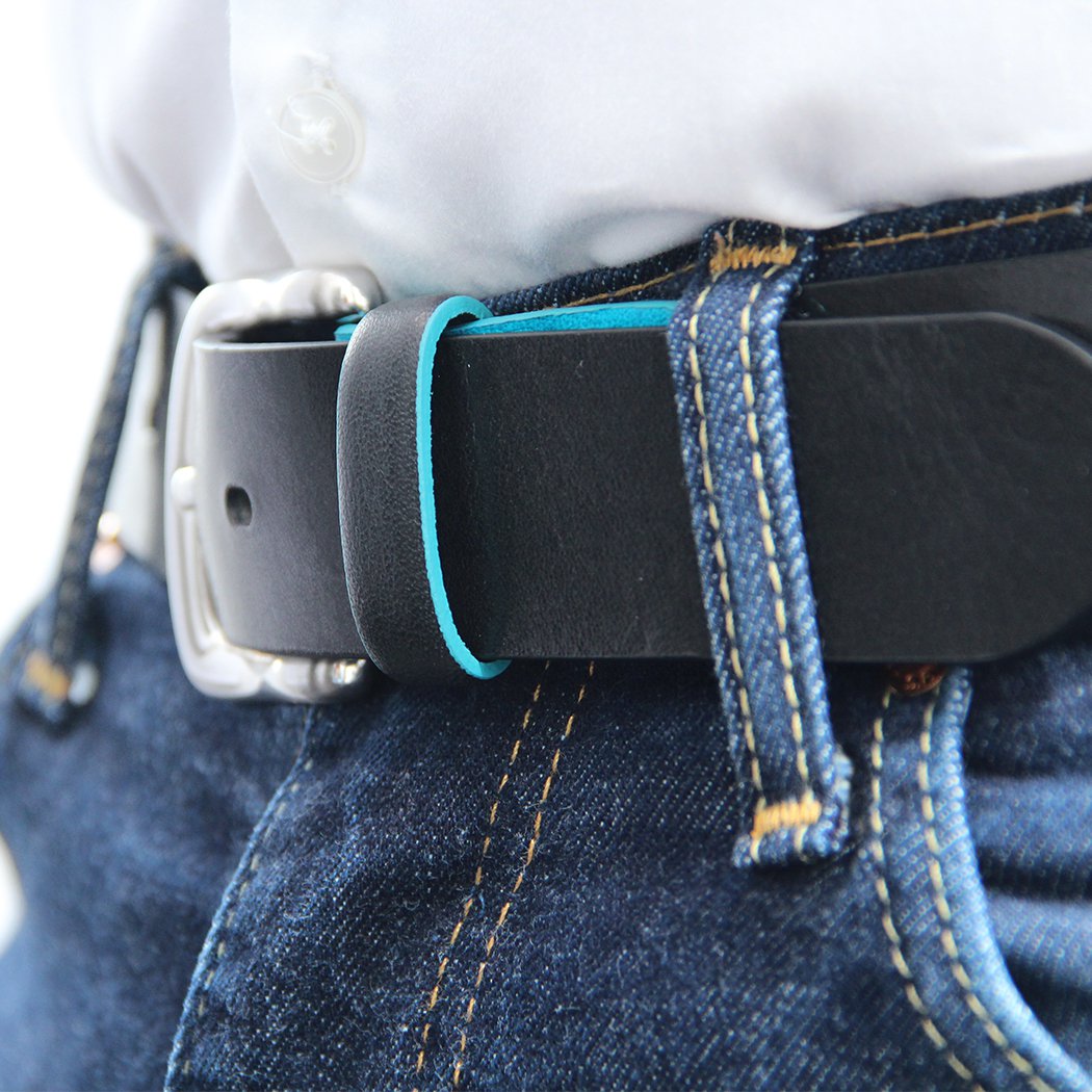 Ceinture en cuir noir pour hommes. Détail bleu. Boucle argentée classique `` Cool As You Blue ''