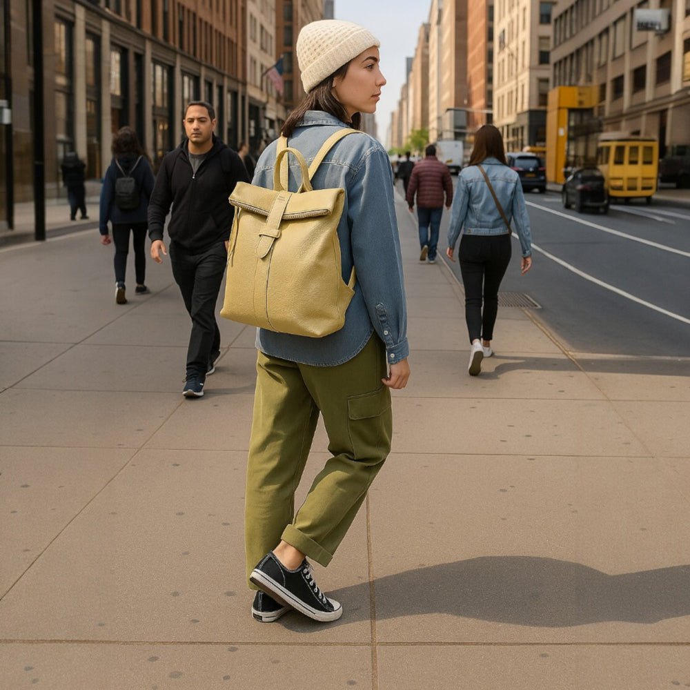 RB1021AL | Soft women's backpack in genuine leather Made in Italy with adjustable shoulder straps. Zipper and accessories in shiny gold metal - Beige color - Dimensions: 30 x 34 x 10.5 cm