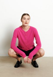 LILLY 4 Cardigan aderente girocollo in cashmere di colore rosa indiano