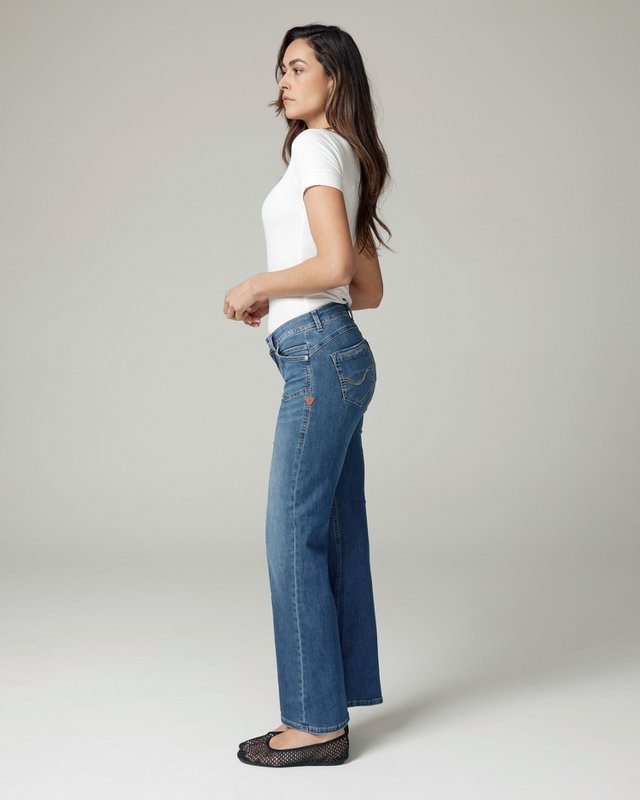Helle, mittelhohe Jeans mit weitem Bein und Used-Waschung in Blau | Die Lolita