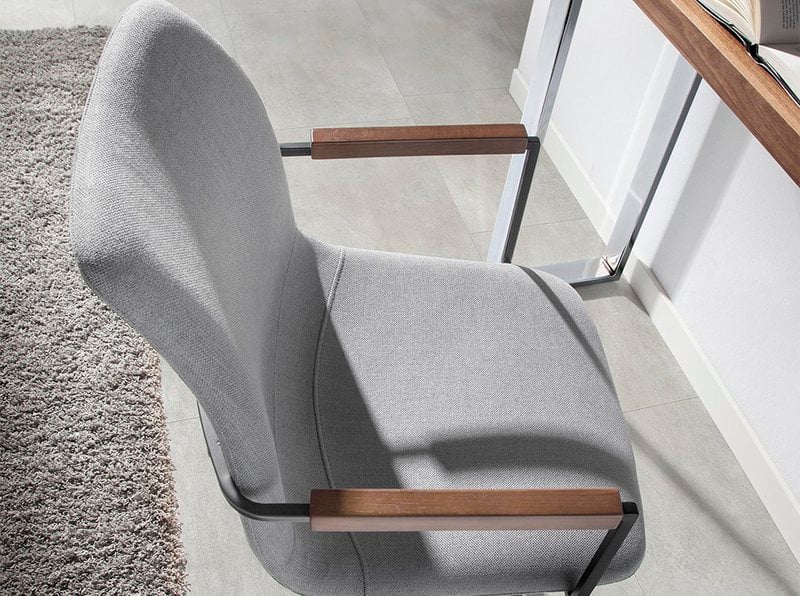 Chaise pivotante en tissu et pieds en acier noir 4105