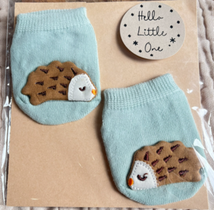 Pasgeboren baby sokken egel
