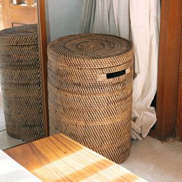 Großer Wäschekorb mit Deckel - gewebter runder Korb - brauner Boho -Aufbewahrungskorb - Dekorativer Rattankorb (2 Größen Ø 36/40 cm) Sari (braun)