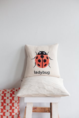 Ladybird kussen rood, zacht katoenen gebreide met punchneedle -borduurwerk