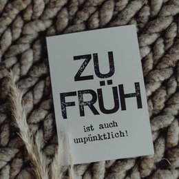 Cartolina affrancata "Zu frueh ist auch unpuenktlich"
