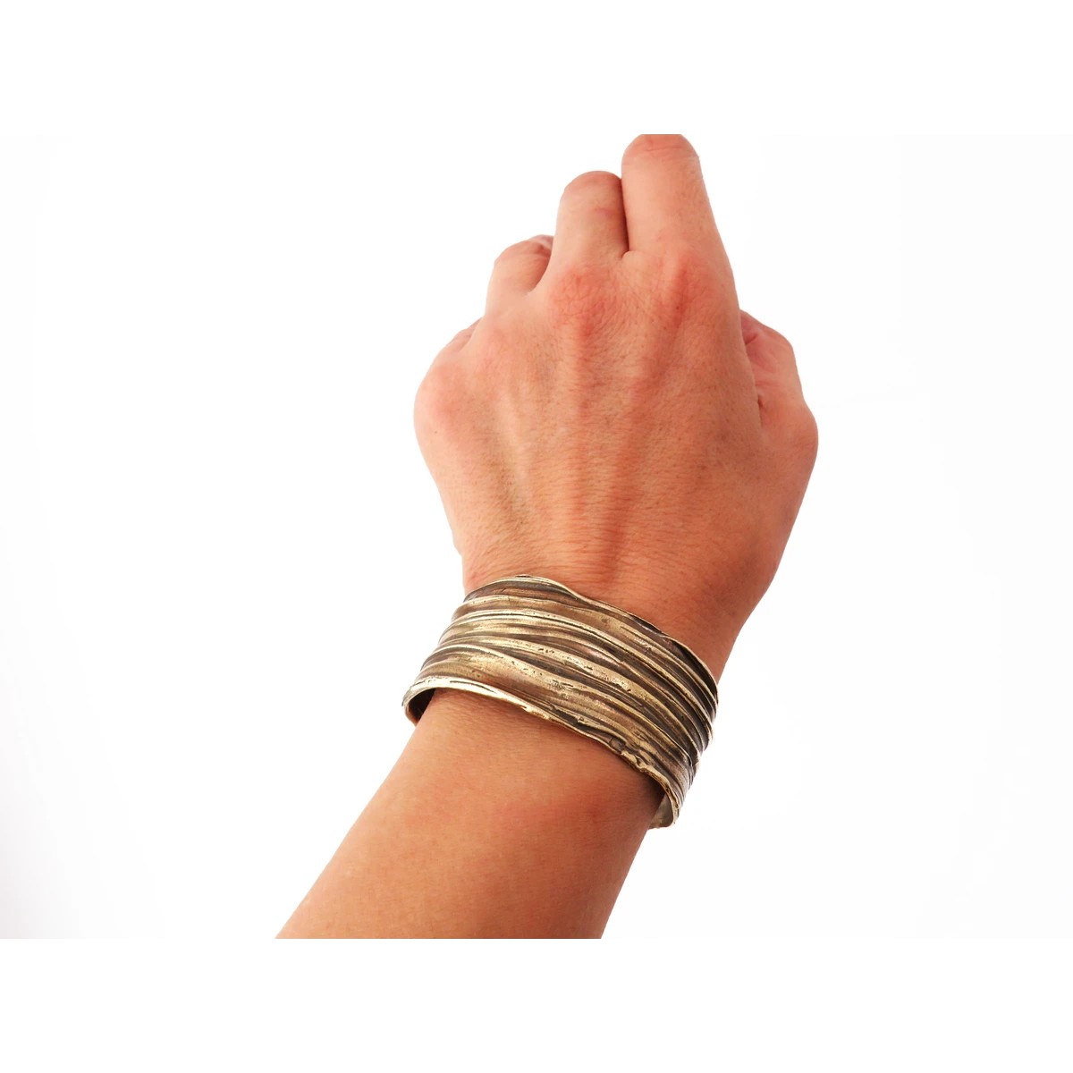 Brazalete ancho de bronce patinado – Escultural