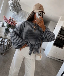Oversized gestreepte blouse met vleermuismouwen om te strikken