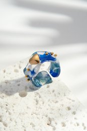 Gemarmerde harshartjesring met sculpturale gouden accenten