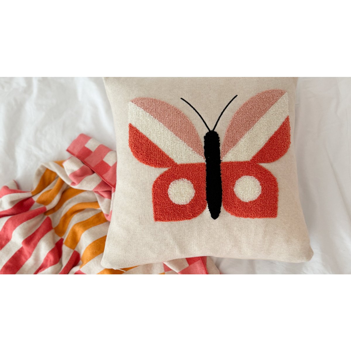 Cuscinetto farfalla rosa, morbido in cotone con ricamo punchneedle.