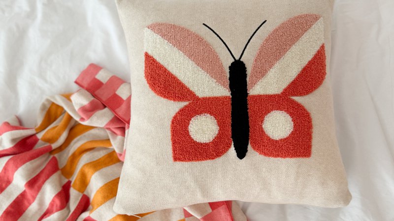 Cuscinetto farfalla rosa, morbido in cotone con ricamo punchneedle.