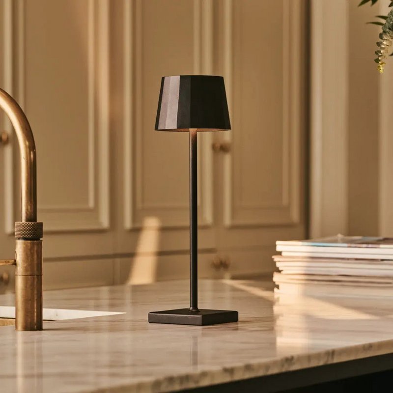 William Black genopladelig bordlampe