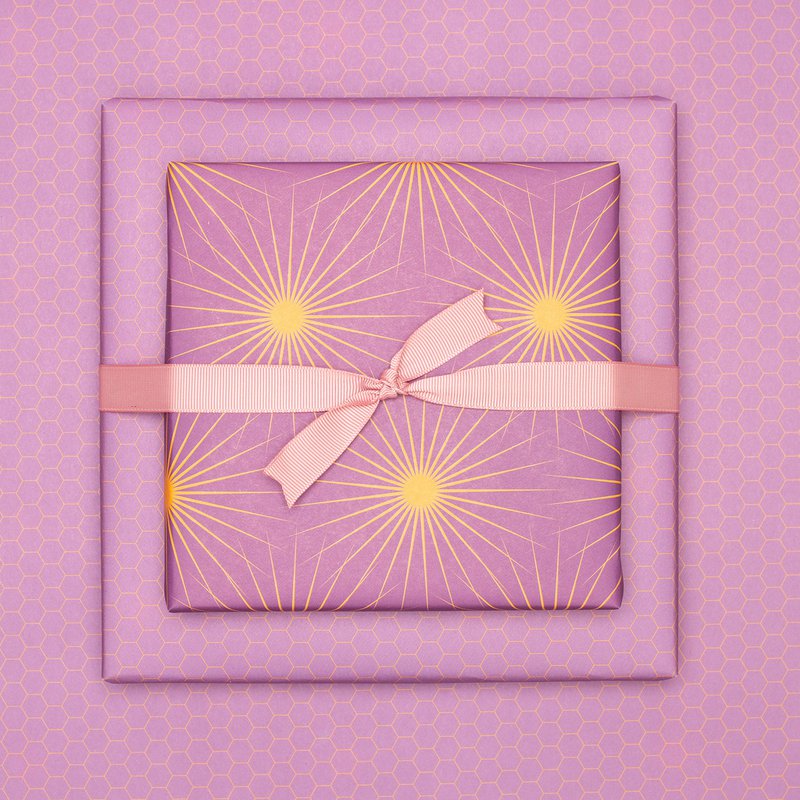 Lila Geschenkpapier mit Sonnensternen, retro Geschenkpapier orange und lila, ideal als Geburtstags- Geschenkpapier Frühling oder Weihnachtsgeschenkpapier