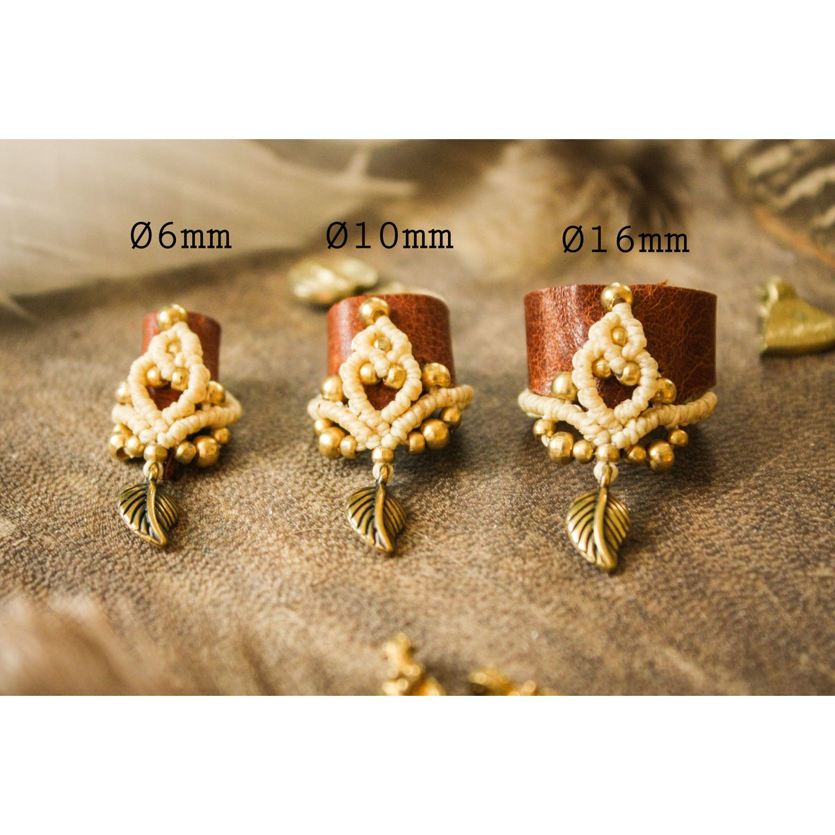 Dreadlock-Perle aus Leder und Makramee mit Messingdetails