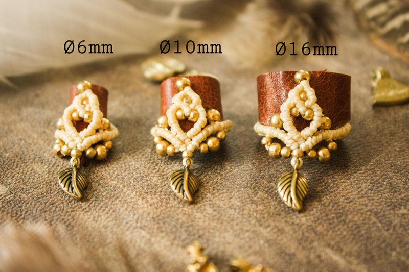 Dreadlockkraal van leer en macramé met messing details