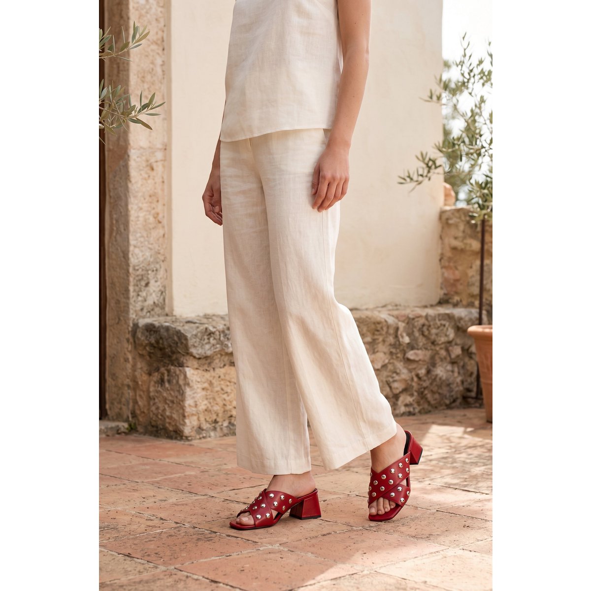 MOMMY STUDS RED – Mule nabijane ćwiekami na obcasie