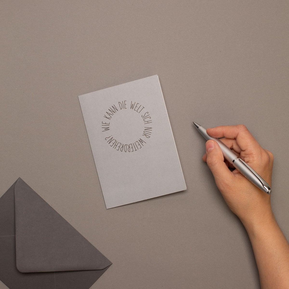 Schlichte Trauerkarte "Wie kann die Welt sich nur weiterdrehen", Kondolenzkarte aus 100% Recyclingpapier
