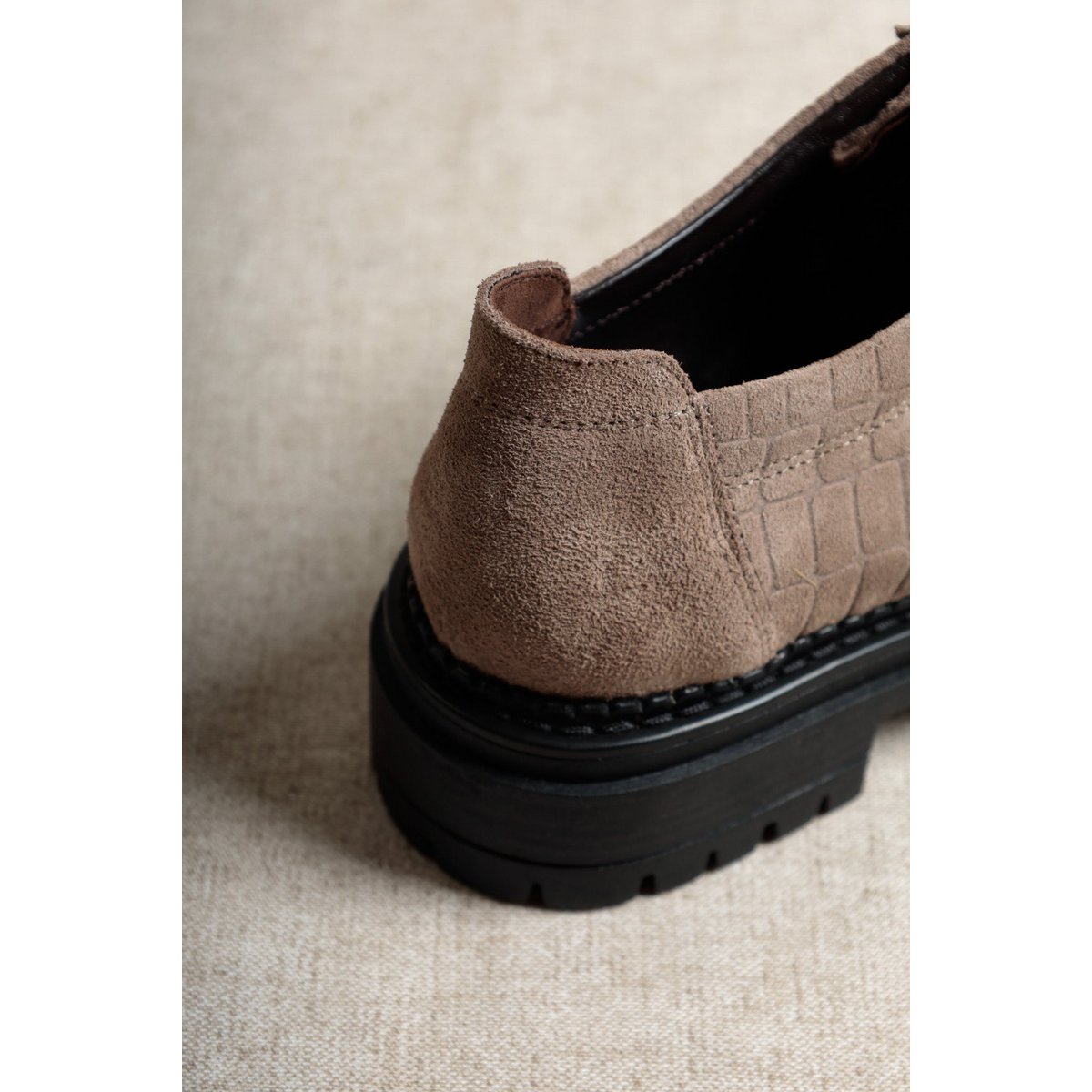 ODDA BEADS TAUPE – Suede Wallabees met veters van harskralen en dikke zool