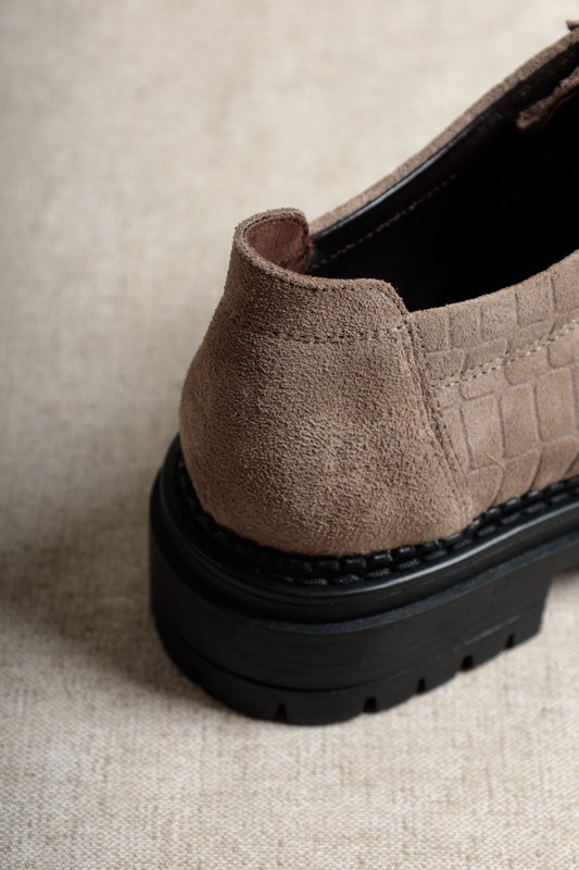 ODDA BEADS TAUPE – Suede Wallabees met veters van harskralen en dikke zool