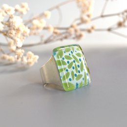 Übergroßer Ring mit lindgrünen Blättern und dunkelgrünen Beeren, verstellbare Größe