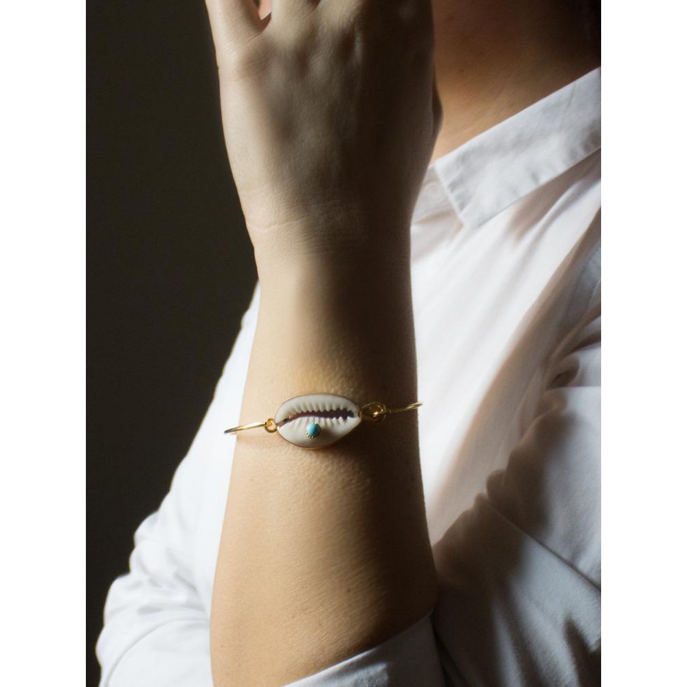 Bracelet manchette coquillage turquoise et cauris